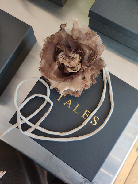 T A L E S blomst i silke. Håndlavet blomst i 100% silke. Lavet af eksklusive vintage og genbrugsmaterialer. Designet og produceret i Danmark.
