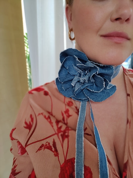 Tales denim rose, lavet er genbrugsmaterialer. Denimrosen er håndsyet og produceret i Danmark. køb eller bestil hos talesbyceline.dk