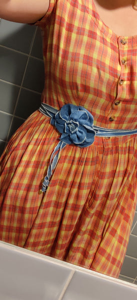 Tales denim rose, lavet er genbrugsmaterialer. Denimrosen er håndsyet og produceret i Danmark. køb eller bestil hos talesbyceline.dk