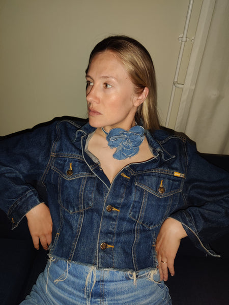 Tales denim rose, lavet er genbrugsmaterialer. Denimrosen er håndsyet og produceret i Danmark. køb eller bestil hos talesbyceline.dk