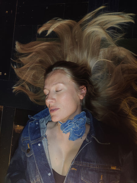 Tales denim rose, lavet er genbrugsmaterialer. Denimrosen er håndsyet og produceret i Danmark. køb eller bestil hos talesbyceline.dk