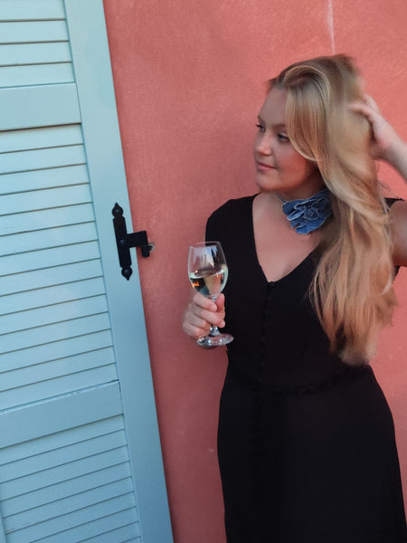 Tales denim rose, lavet er genbrugsmaterialer. Denimrosen er håndsyet og produceret i Danmark. køb eller bestil hos talesbyceline.dk