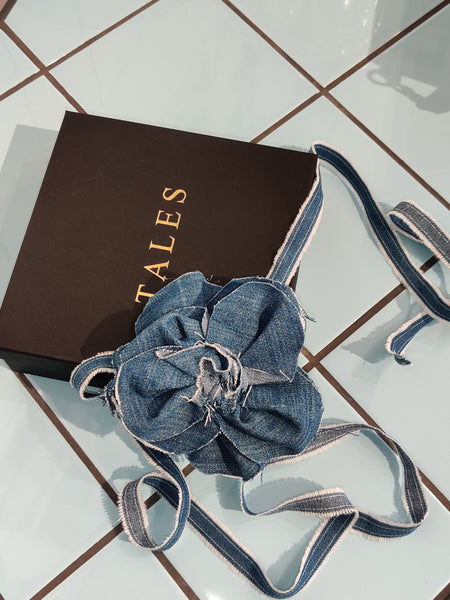 Tales denim rose, lavet er genbrugsmaterialer. Denimrosen er håndsyet og produceret i Danmark. køb eller bestil hos talesbyceline.dk