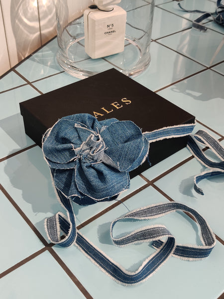 Tales denim rose, lavet er genbrugsmaterialer. Denimrosen er håndsyet og produceret i Danmark. køb eller bestil hos talesbyceline.dk