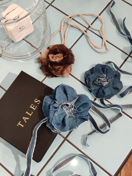 Tales denim rose, lavet er genbrugsmaterialer. Denimrosen er håndsyet og produceret i Danmark. køb eller bestil hos talesbyceline.dk