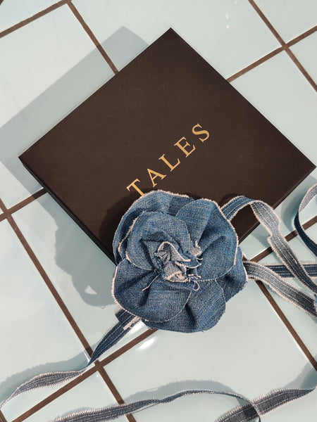 Tales denim rose, lavet er genbrugsmaterialer. Denimrosen er håndsyet og produceret i Danmark. køb eller bestil hos talesbyceline.dk