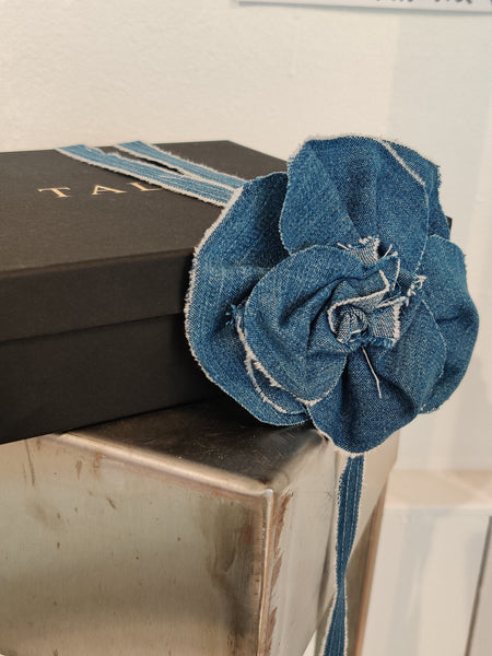 Tales denim rose, lavet er genbrugsmaterialer. Denimrosen er håndsyet og produceret i Danmark. køb eller bestil hos talesbyceline.dk