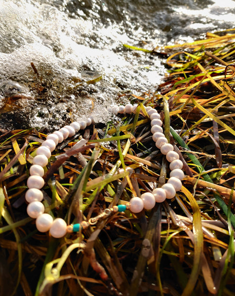 Treasures by Tales. Halskæde med ferskvandsperler, sterlingsølv og 24 karat guldbelægning.