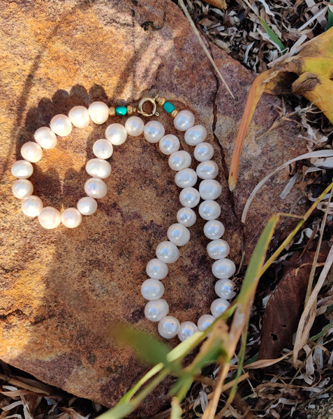 Treasures by Tales. Halskæde med ferskvandsperler, sterlingsølv og 24 karat guldbelægning.