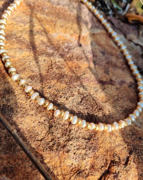 Treasures by Tales. Halskæde med ferskvandsperler, sterlingsølv og 24 karat guldbelægning.