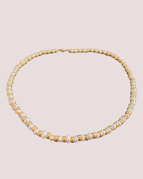 Treasures by Tales. Halskæde med ferskvandsperler, sterlingsølv og 24 karat guldbelægning.