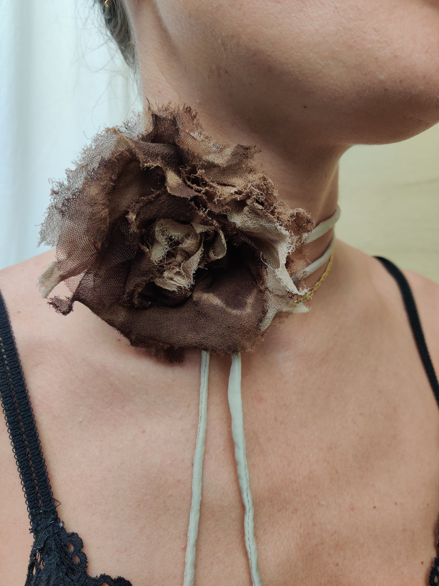 T A L E S blomst i silke. Håndlavet blomst i 100% silke. Lavet af eksklusive vintage og genbrugsmaterialer. Designet og produceret i Danmark.