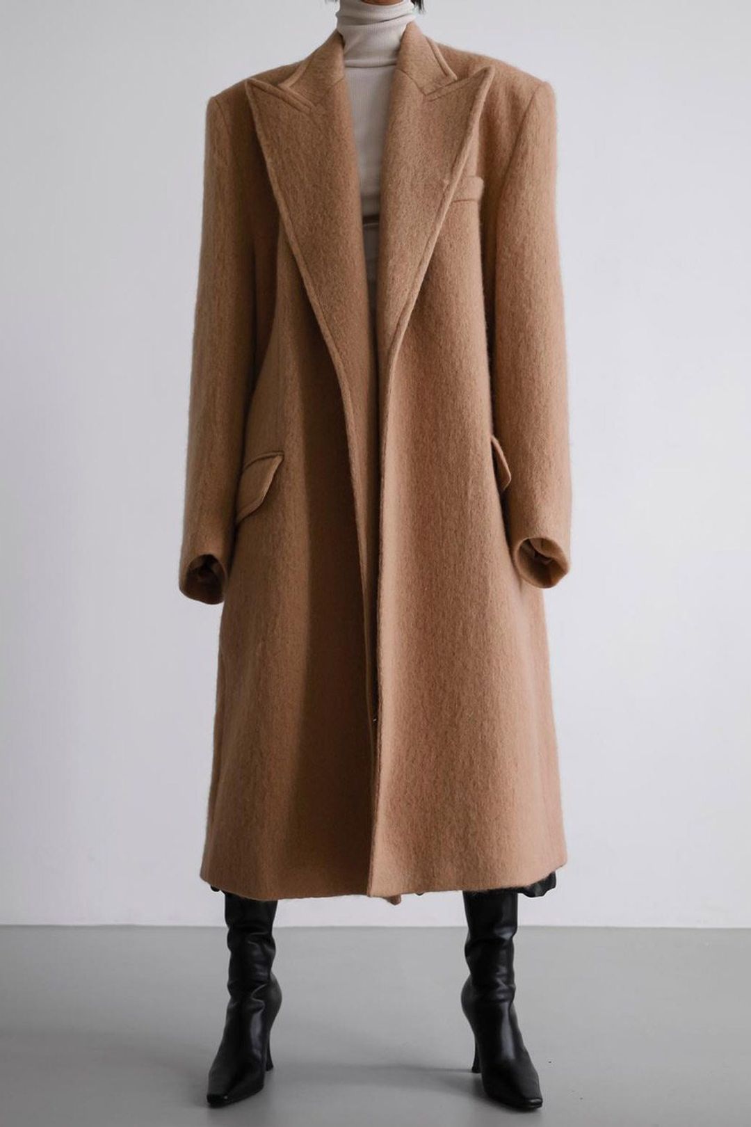 Shop John Oversized Coat - Camel fra The Frankie Shop secondhand hos Tales