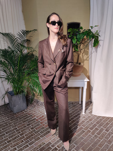 Køb eksklusivt secondhand suit fra Escada online eller i butik hos Tales. Shop luksus secondhand tøj på talesbyceline.dk