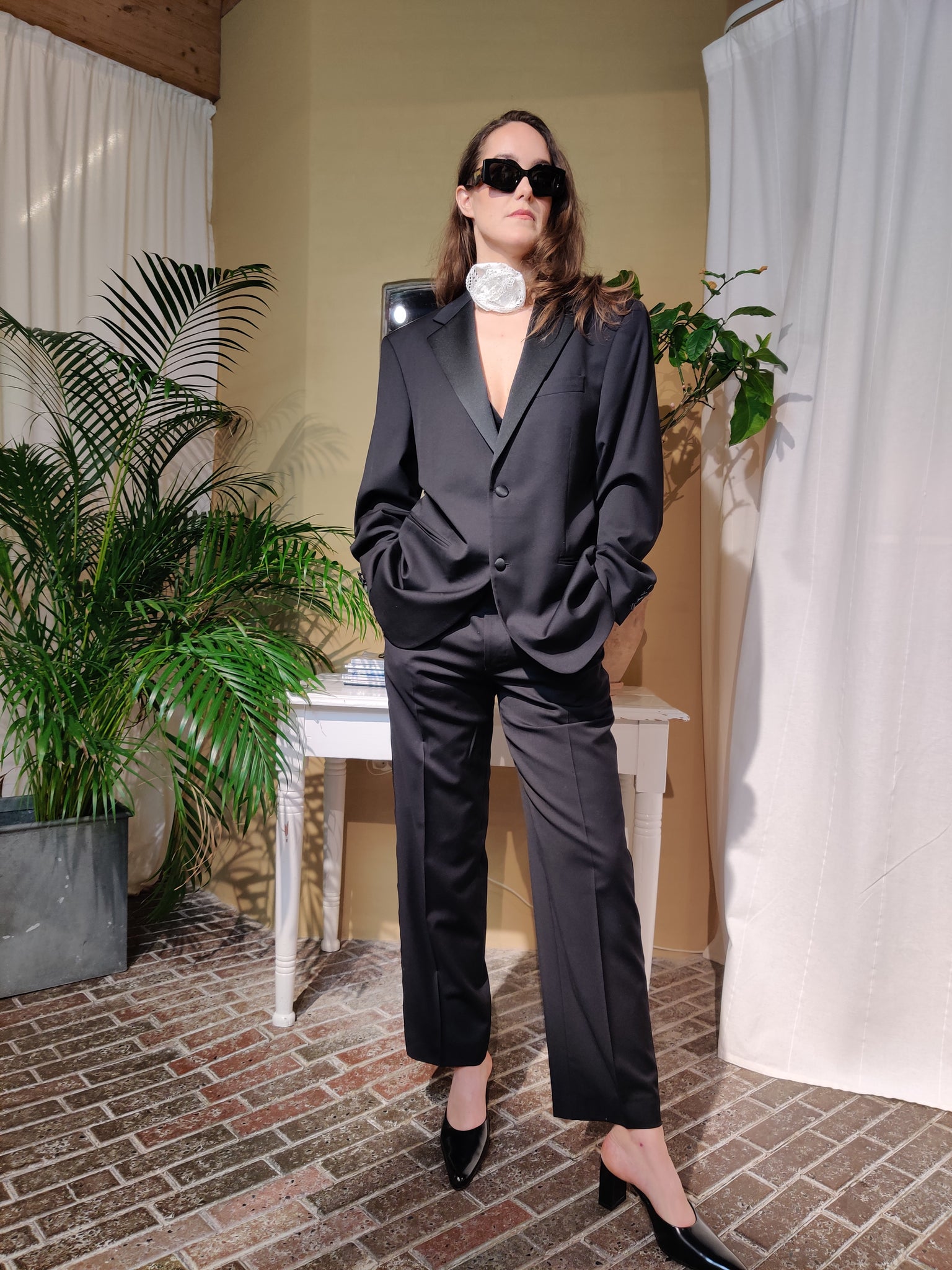 Shop secondhand luksus tuxedo fra italienske Cerruti, online eller i butik hos Tales. Køb suit med oversize blazer til kvinder i lækker uld fra talesbyceline.dk