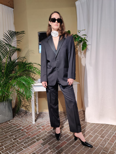 Shop secondhand luksus tuxedo fra italienske Cerruti, online eller i butik hos Tales. Køb suit med oversize blazer til kvinder i lækker uld fra talesbyceline.dk