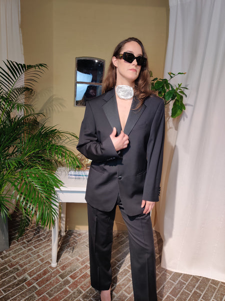 Shop secondhand luksus tuxedo fra italienske Cerruti, online eller i butik hos Tales. Køb suit med oversize blazer til kvinder i lækker uld fra talesbyceline.dk