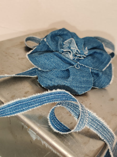 Tales denim rose, lavet er genbrugsmaterialer. Denimrosen er håndsyet og produceret i Danmark. køb eller bestil hos talesbyceline.dk 